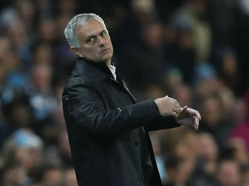 Biểu hiện bất lực của HLV Jose Mourinho ở trận derby Manchester. Ảnh: Getty Images 