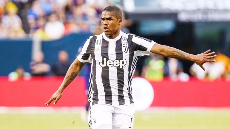 Douglas Costa sẽ là một phần trong tổng thể những giải pháp lớn giúp Man.United vượt qua khó khăn? Ảnh: Getty Images 