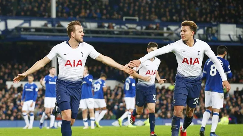 Tottenham đang bay cao nhờ các ngôi sao như Harry Kane (trái) và Dele Alli. Ảnh: Getty Images 
