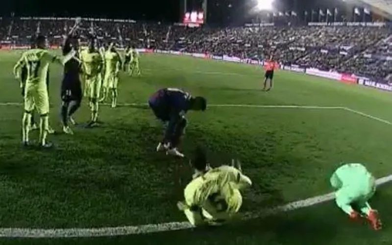 Barca thua trận trong nỗi xấu hổ mang tên Busquets, Cillessen ảnh 1