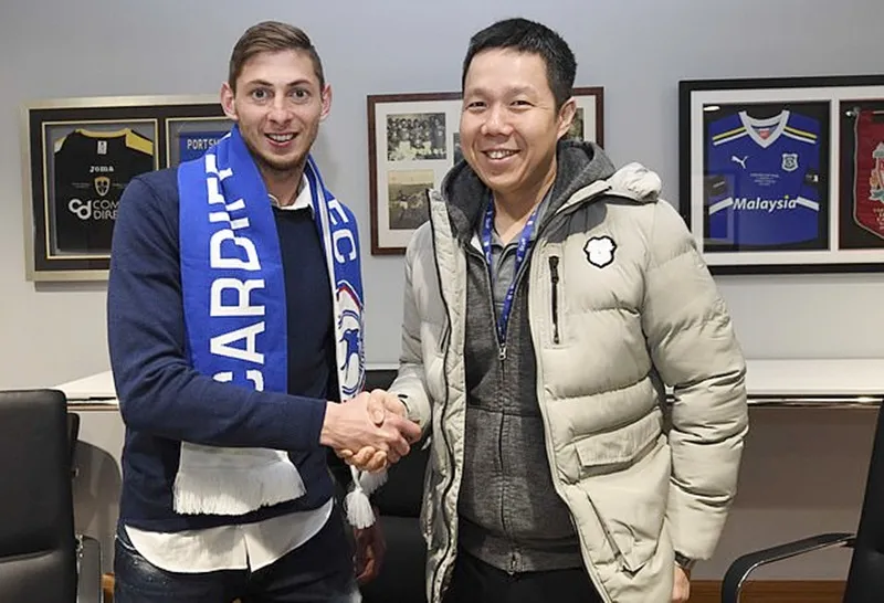 Emiliano Sala trong buổi ký kết hợp đồng với Cardiff City. Ảnh: Getty Images