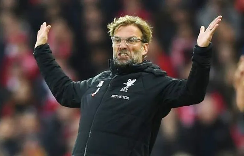 HLV Jurgen Klopp bất lực chứng kiến Liverpool bị Everton cầm hòa. Ảnh: Getty Images 