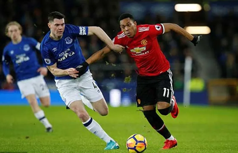 Everton (trái) sẵn sàng ngáng đường vào tốp 4 của Man.United. Getty Images 