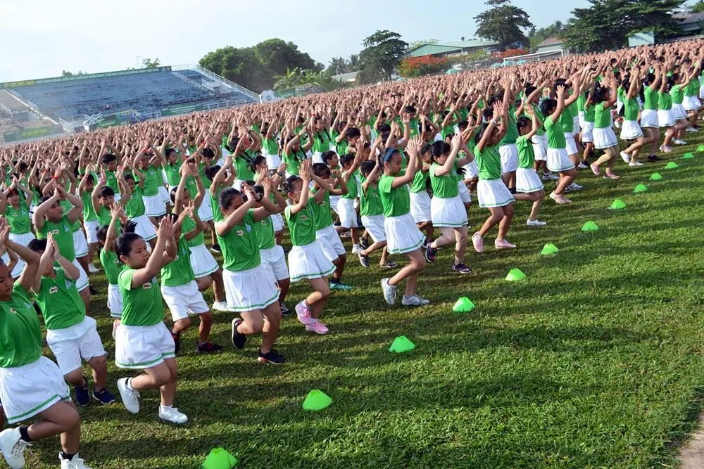 Màn thể dục đồng diễn của học sinh Vĩnh Long đạt kỉ lục Guinness Việt Nam về số lượng tham dự