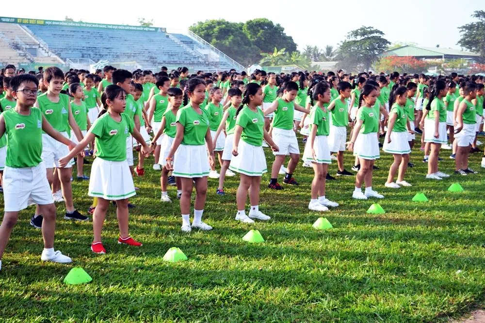 Màn thể dục đồng diễn của học sinh Vĩnh Long đạt kỉ lục Guinness Việt Nam về số lượng tham dự ảnh 2