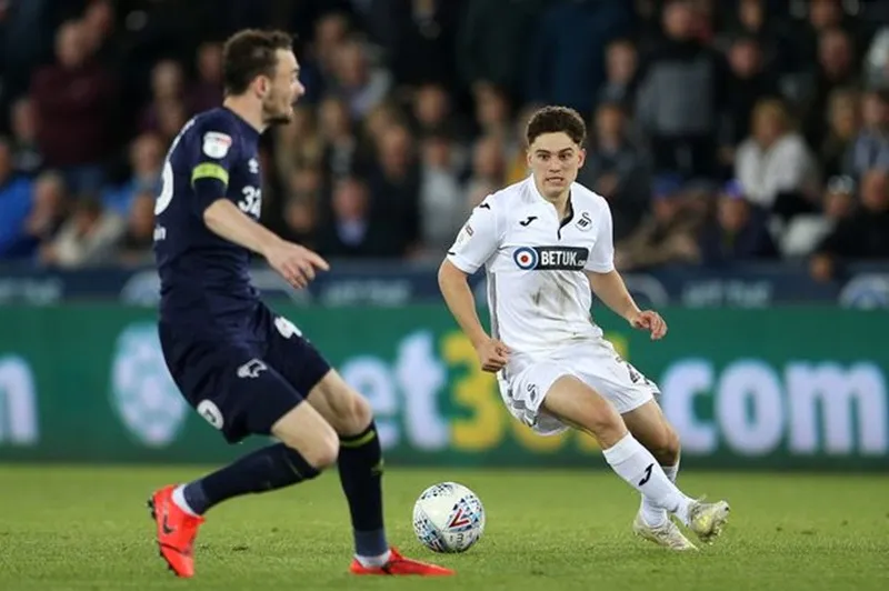 Daniel James (phải) đang gây ấn tương mạnh trong màu áo Swansea. Ảnh: Getty Images