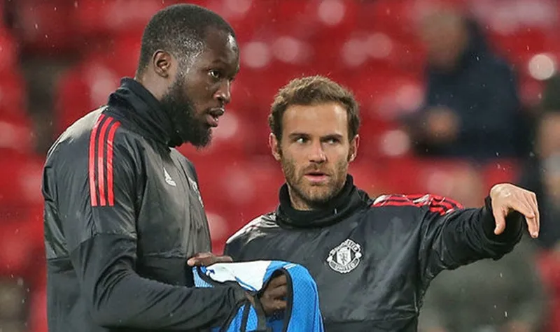 Romelu Lukaku (trái) ra đi còn Juan Mata ở lại là một diễn biến khá bất ngờ. Ảnh: Getty Images