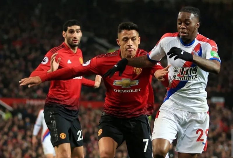 Aaron Wan-Bissaka (phải) cùng Crystal Palace đối đầu Man.United. Ảnh: Getty Images