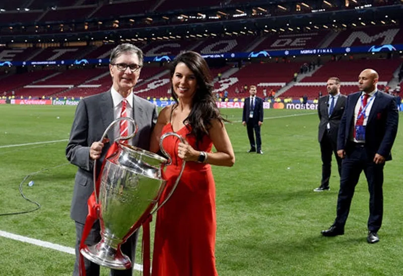 John W. Henry và vợ hào hứng với chức vô địch Champions League. Ảnh: Getty Images 