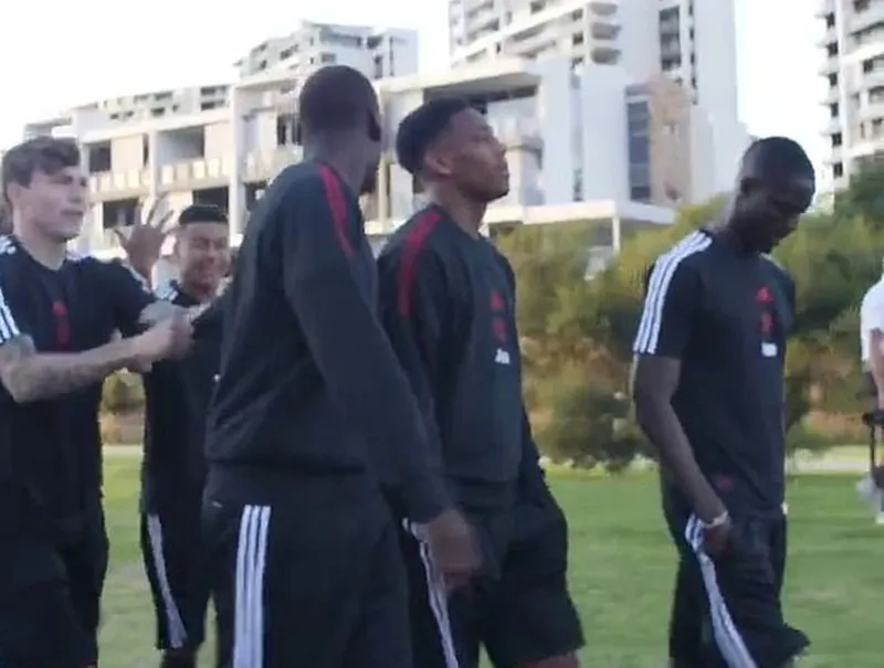 Hình ảnh Paul Pogba và Jesse Lingard tranh cãi trên video.