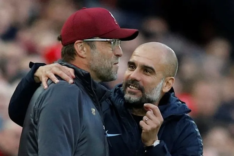 HLV Jurgen Klopp (trái) luôn tin rằng Pep Guardiola may mắn nhờ được hỗ trợ lớn về tài chính. Ảnh: Getty Images