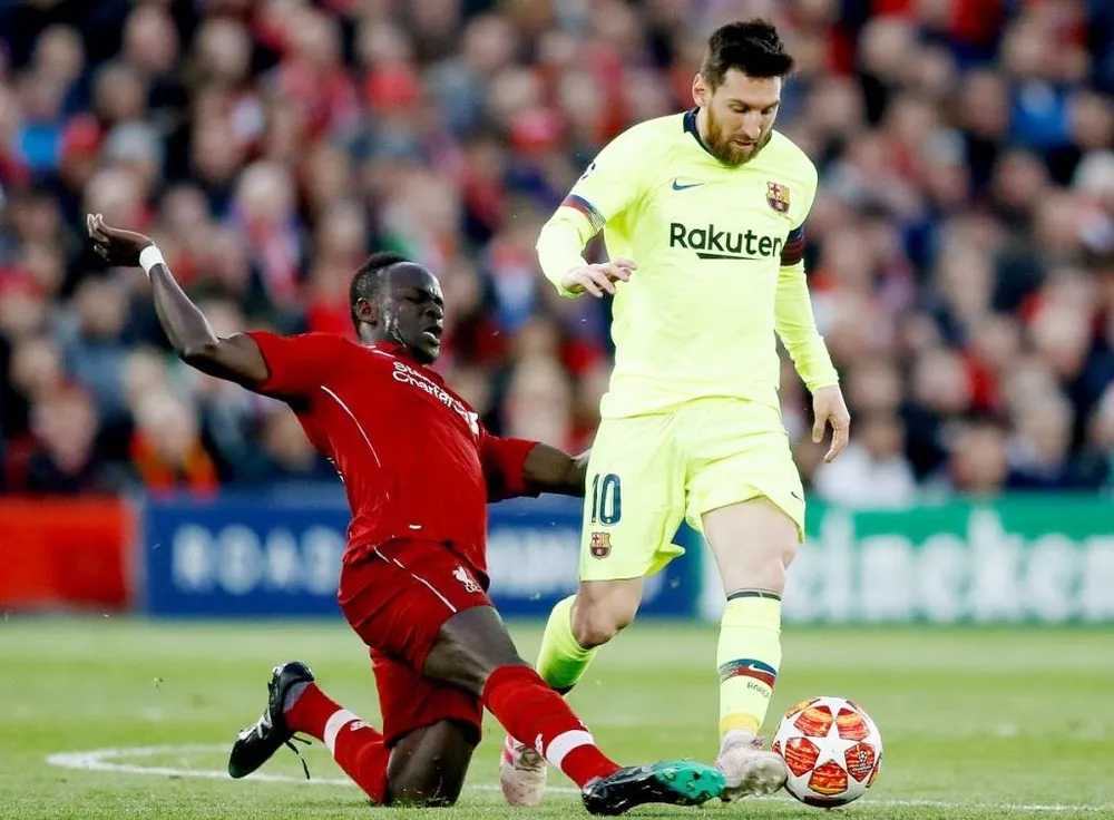 Sadio Mane (trái) đối đầu Lionel Messi ở Champions League mùa qua. Ảnh: Getty Images 