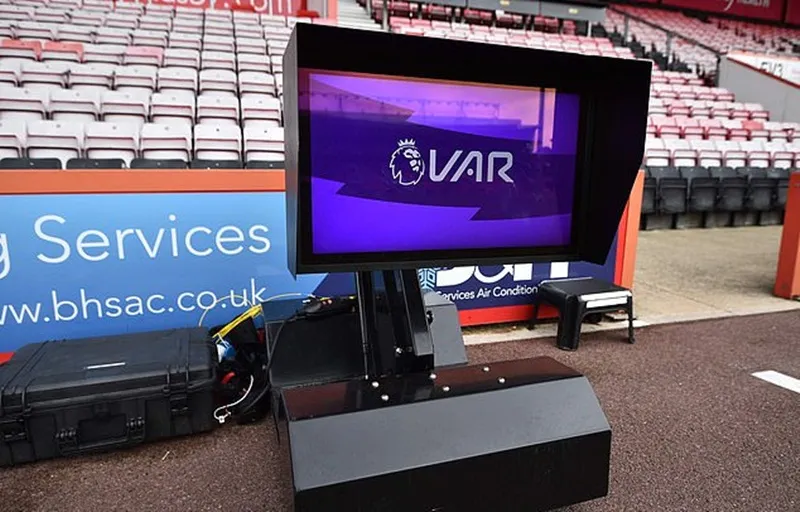 Vì sao VAR ở Premier League rất khác? ảnh 1