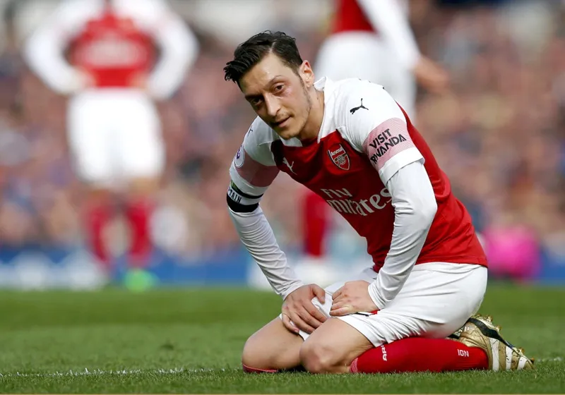 HLV Unai Emery lo ngại Mesut Oezil sẽ khó trở lại với phong độ đỉnh cao. Ảnh: Getty Images 
