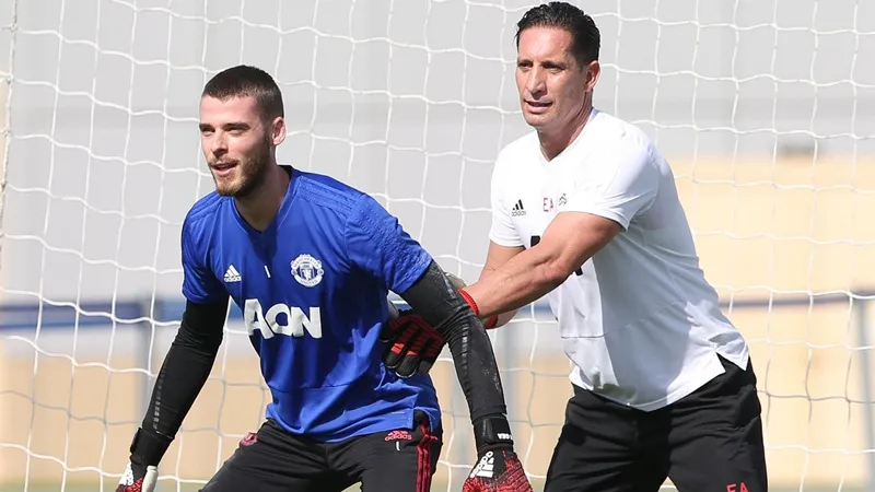 Emilio Alvarez (phải) và David de Gea trong buổi tập. Ảnh: Getty Images