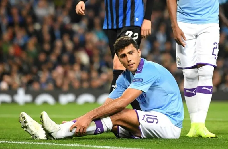 Rodri chấn thương là một khó khăn khác với HLV Pep Guardiola. Ảnh: Getty Images 