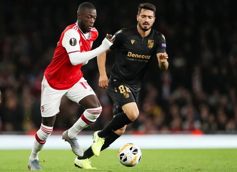 HLV Emery nổi nóng khi bị hỏi dồn về Oezil ảnh 1