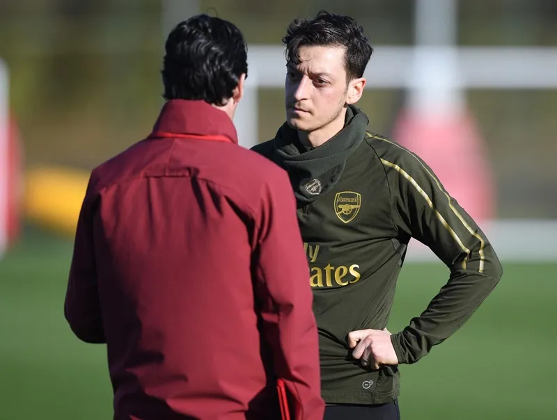 Mesut Oezil đang dần thấy tương lai ở Arsenal khép lại. Ảnh: Getty Images 