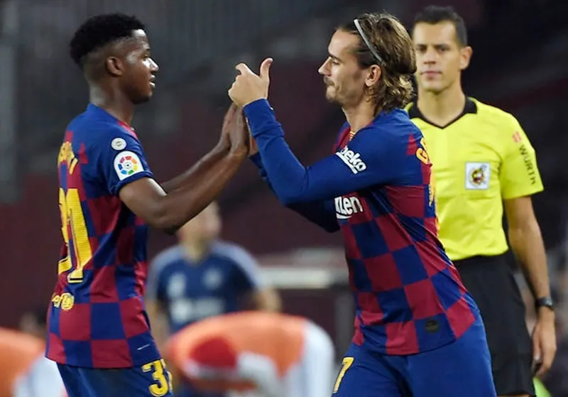 Antoine Griezmann chỉ sân thay cho tài năng Ansu Fati hôm giữa tuần. Ảnh: Getty Images 