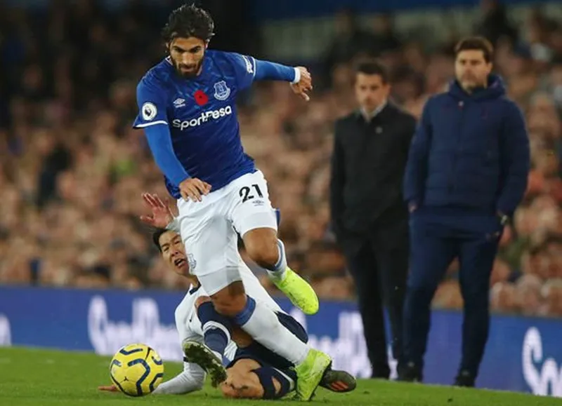 Pha vào bóng không quá nguy hiểm của Son Heung-min với Andre Gomes. Ảnh: Getty Images
