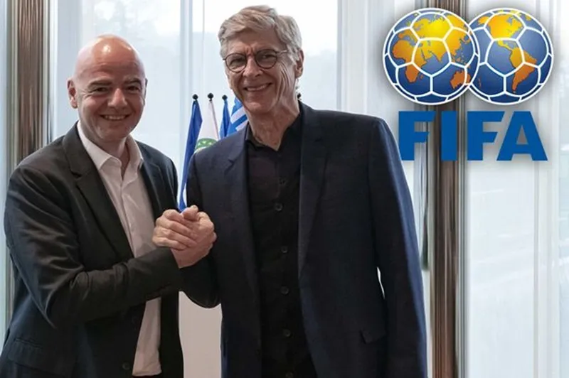 Arsene Wenger bên cạnh Chủ tịch FIFA, Gianni Infantino. Ảnh: Getty Images