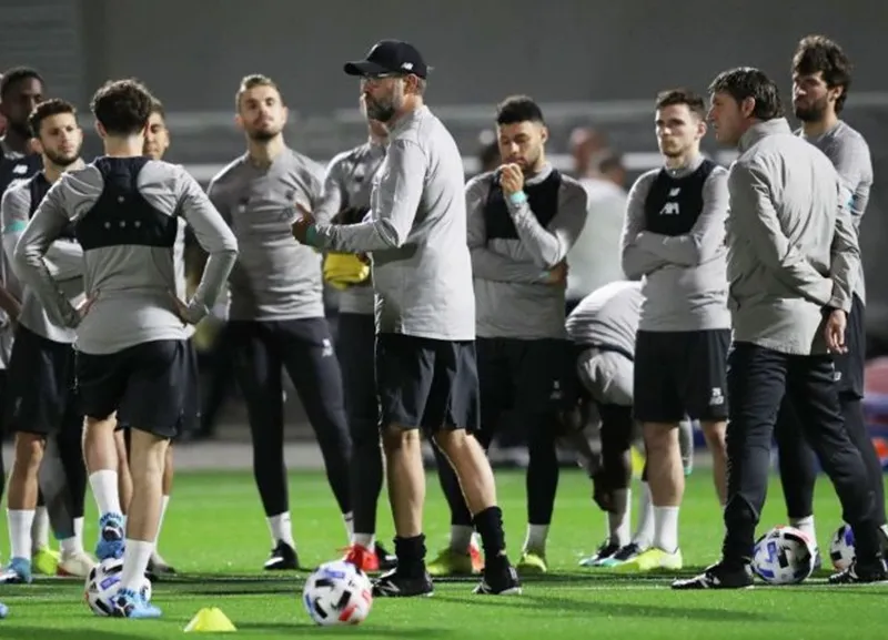 HLV Jurgen Klopp và đội hình chính đã ra sân tập ở Qatar. Ảnh: Getty Images