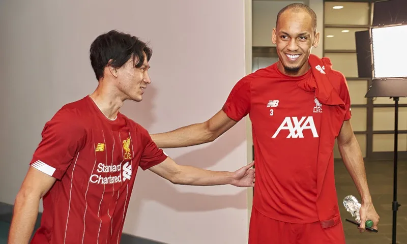 Fabinho (phải) chào đón tân binh Takumi Minamino... Ảnh: Getty Images