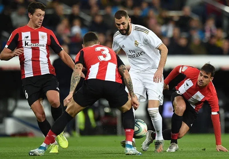 Karim Benzema đang phải gánh vác cả hàng công của Real Madrid. Ảnh: Getty Images