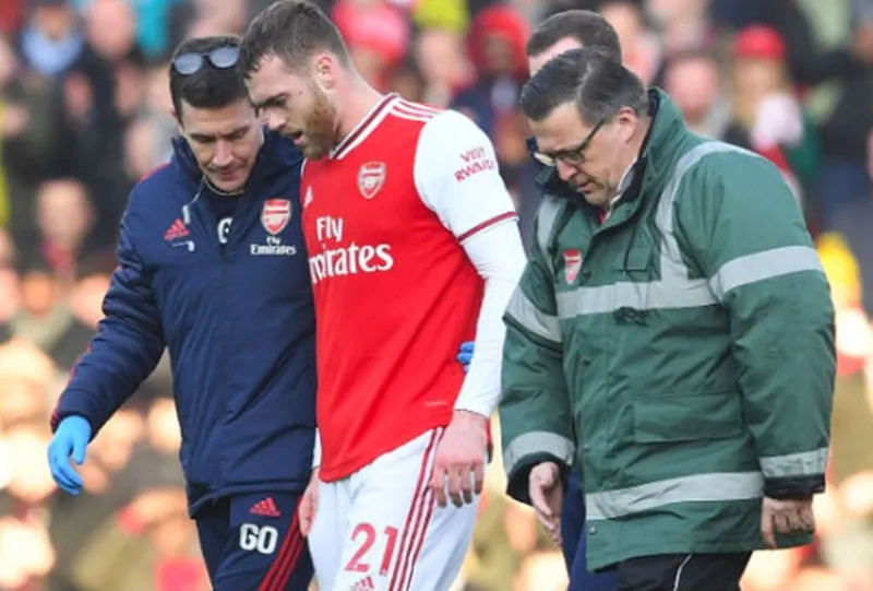 Calum Chambers chấn thương nghiêm trọng hơn mức dự kiến. Ảnh: Getty Images 