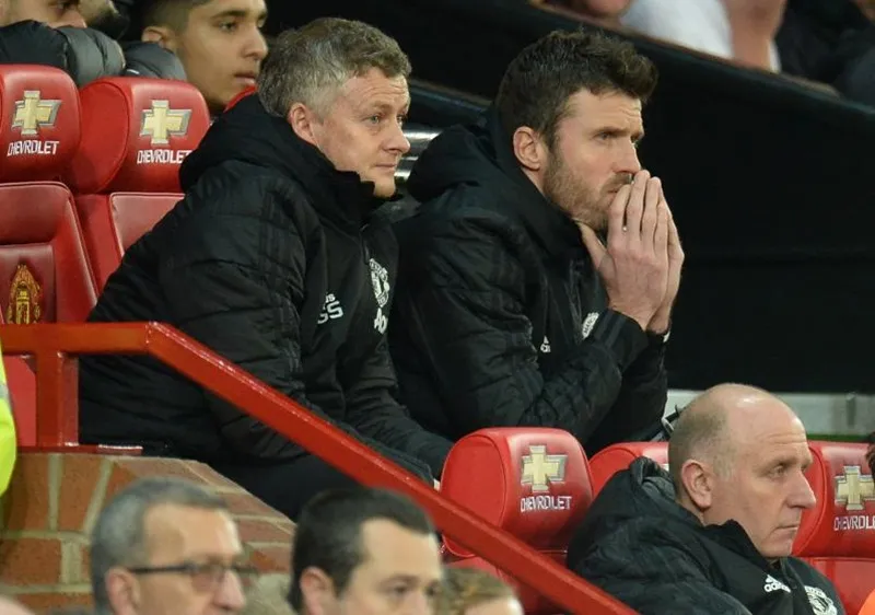 Hình ảnh bất lực từ ban huấn luyện của Ole Gunnar Solskjaer. Ảnh: Getty Images 