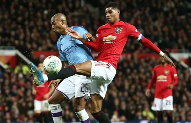 Fernandinho hứng khởi càng giúp Man.City vững vàng trước mối đe dọa từ Man.United. Ảnh: Getty Images