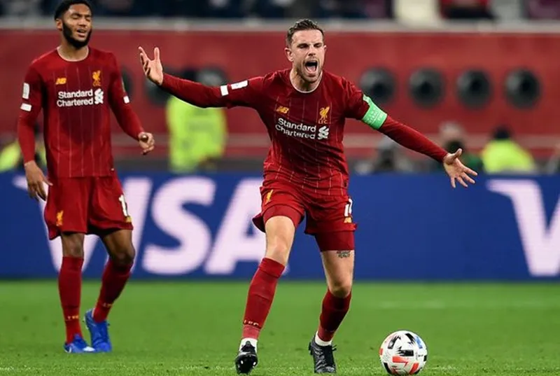Theo Andrew Robertson, đội trưởng Jordan Henderson là chỗ dựa tinh thần của cầu thủ Liverpool. Ảnh: Getty Images