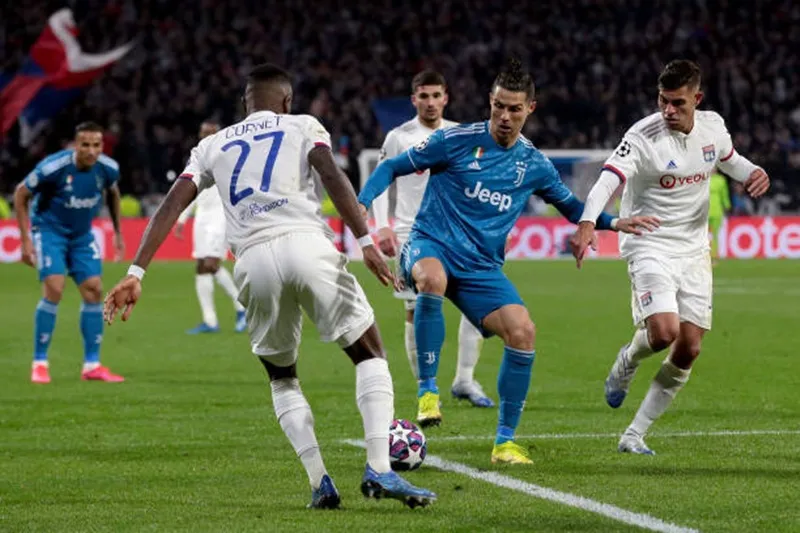 Cristiano Ronaldo cô đơn trong vòng vây cầu thủ Lyon. 