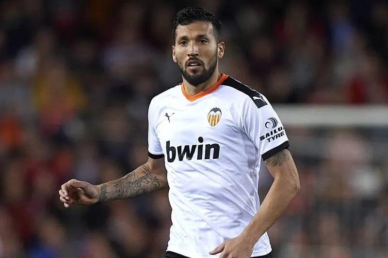 Ezequiel Garay nằm trong 5 thành viên của Valencia dương tính với SARS-CoV-2. Ảnh: Getty Images 