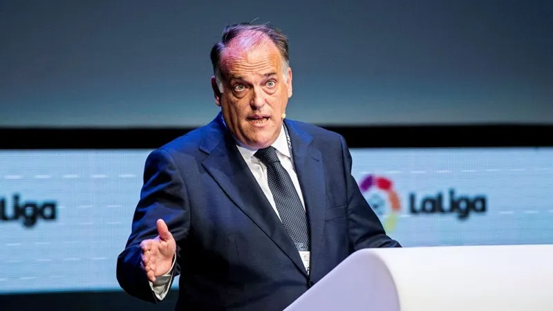 Chủ tịch Javier Tebas bảo vệ quyết định của La Liga là “chủ động” trong ứng phó dịch bệnh. Ảnh: Getty Images 