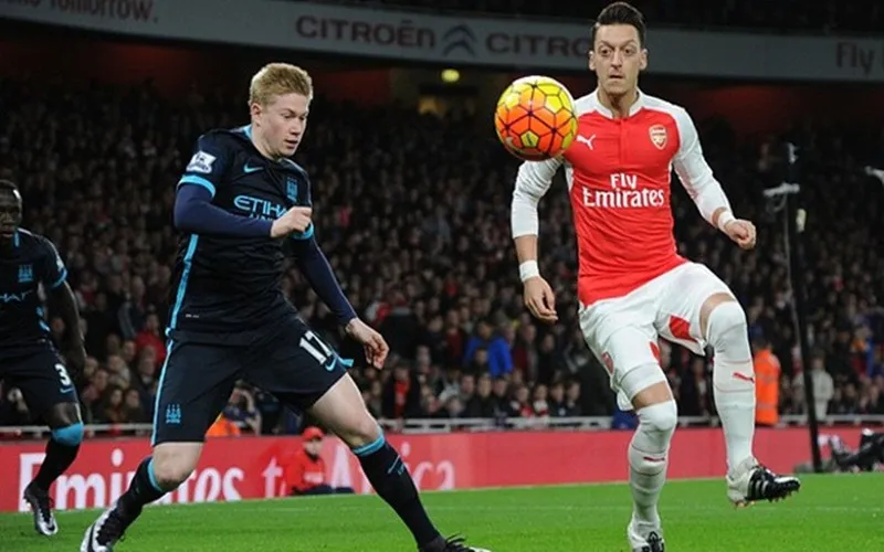 Các ngôi sao Mesut Oezil hay Kevin De Bruyne sẽ chịu thiệt 750.000 bảng trong 3 tháng. Ảnh: Getty Images 