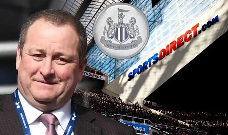 Ông chủ Mike Ashley tiếp tục có những quyết định nặng mùi tiền tại Newcastle. Ảnh: Daily Express