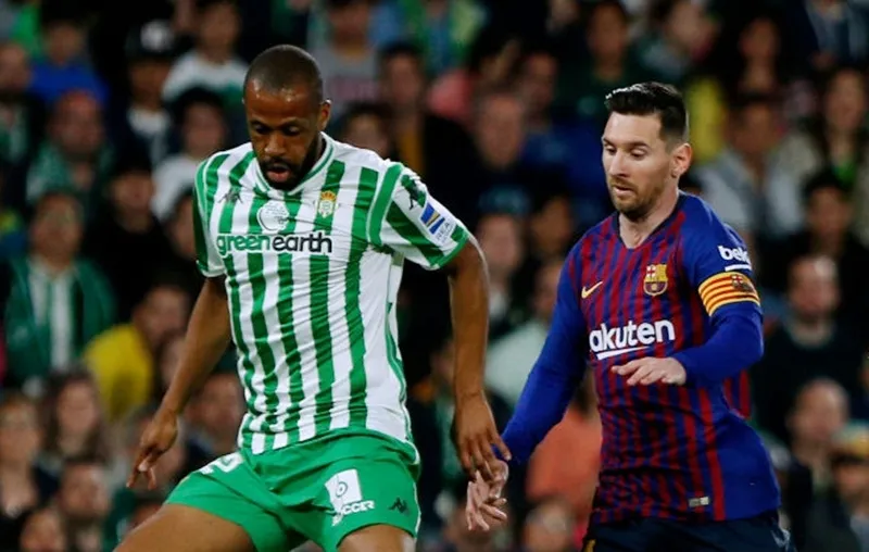 Emerson trong lần đối đầu Lionel Messi. Ảnh: Getty Images 