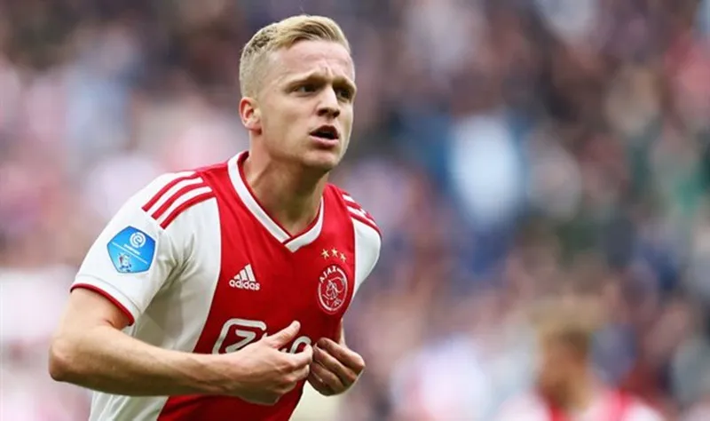 Donny van de Beek nằm trong hàng loạt ngôi sao sẵn sàng rời Ajax. Ảnh: Getty Images