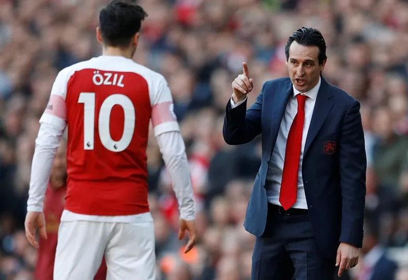 HLV Unai Emery tin nhiệm kỳ của ông tại Arsenal sẽ khác nếu Mesut Oezil khác đi. Ảnh: Getty Images