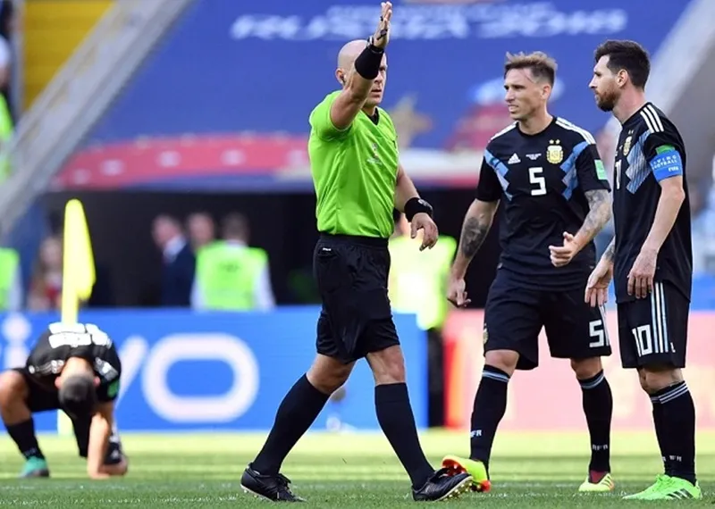 Lucas Biglia bên cạnh Lionel Messi khi còn khoác áo tuyển Argentina. Ảnh: Getty Images