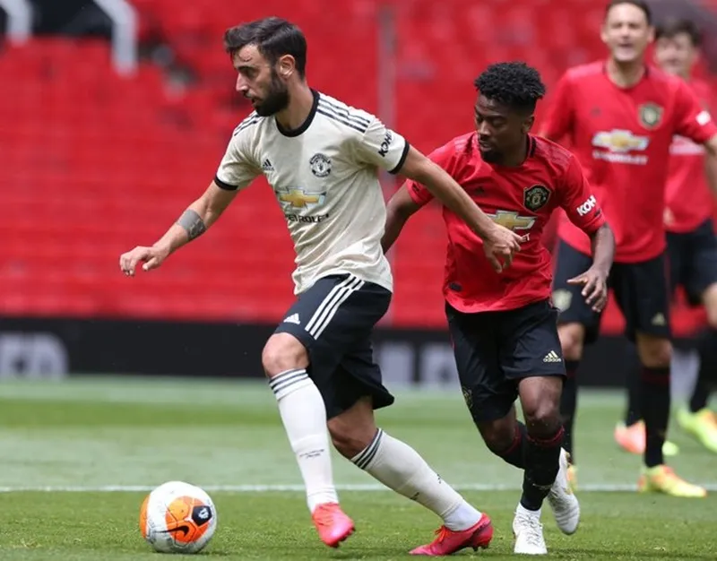 Man.United lại phải chia đội hình ra thi đấu với nhau. Ảnh: Getty Images