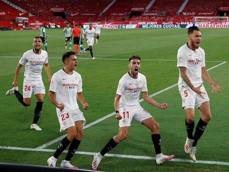 Cầu thủ Sevilla vẫn hướng về khán đài ăn mừng. Ảnh: Getty Images