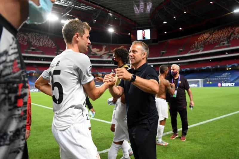 HLV Hansi Flick vẫn cố gắng kềm giữ các học trò không quá bay bổng. Ảnh: Getty Images