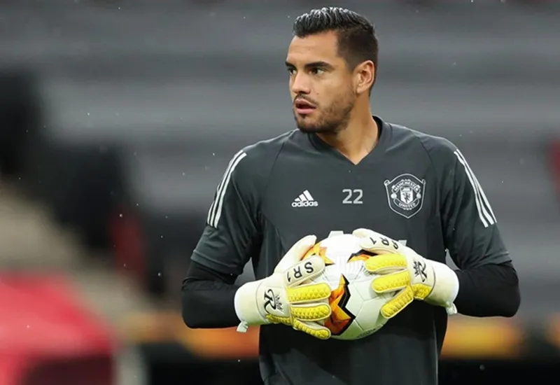 Sergio Romero muốn đi chẳng được mà ở lại cũng không xong. Ảnh: Getty Images