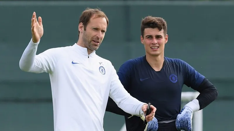 Petr Cech từ chỗ thị phạm cho Kepa Arrizabalaga trong các buổi tập, giờ sẽ là một thách thức cho vị trí thủ môn. Ảnh: Getty Images