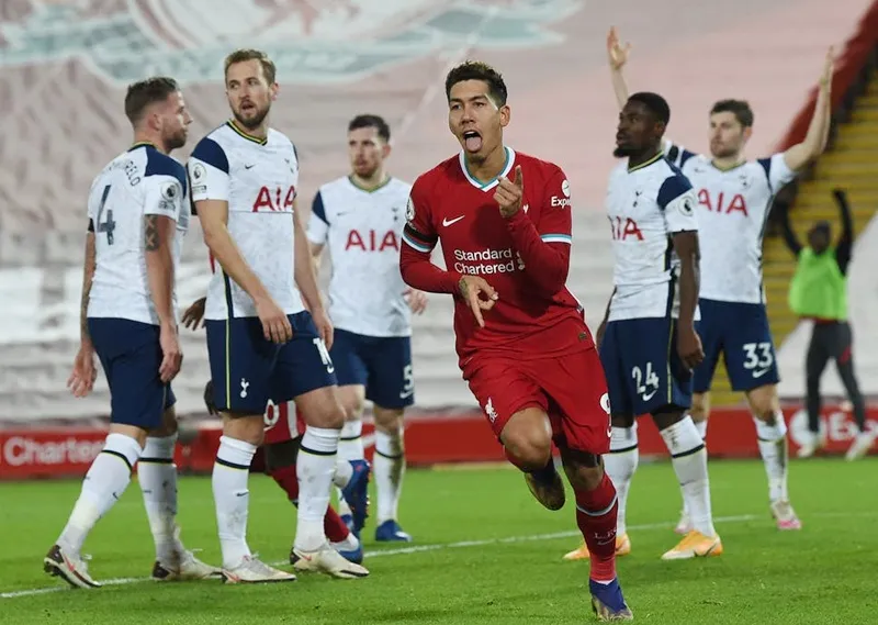 Roberto Firmino mừng pha ghi bàn quyết định đưa Liverpool lên ngôi đầu. 
