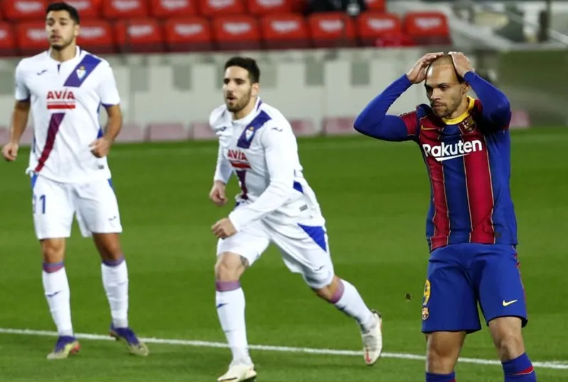 Barcelona tiếp tục trượt dài khỏi cuộc đua danh hiệu. 