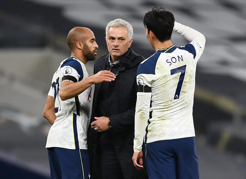 HLV Jose Mourinho không ủng hộ cầu thủ được ưu tiên tiêm vắc xin. Ảnh: Getty Images 