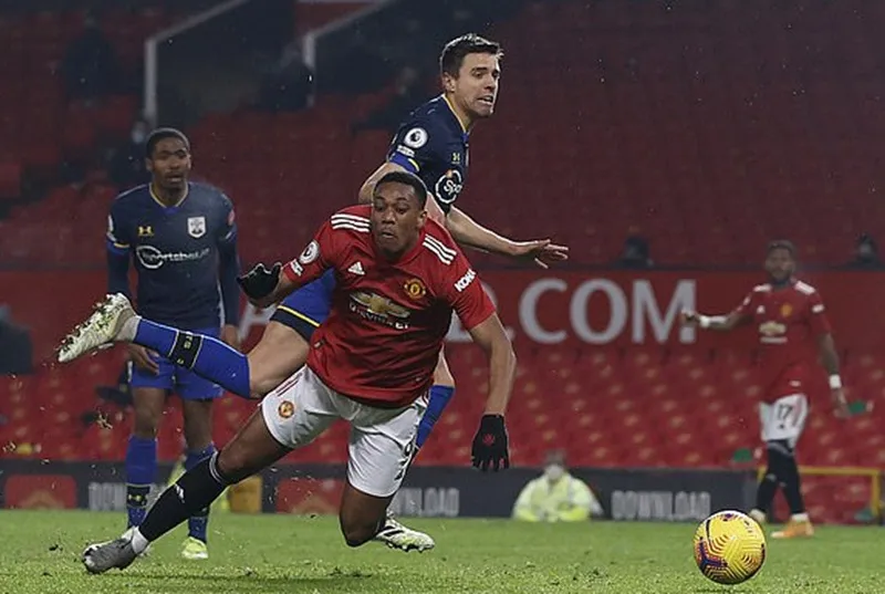 HLV Hasenhuettl cảm ơn sự ủng hộ, Bednarek được xóa thẻ đỏ ảnh 1